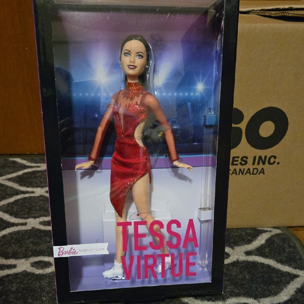 Barbie Signature Tessa Virtue - Picture 2 of 3